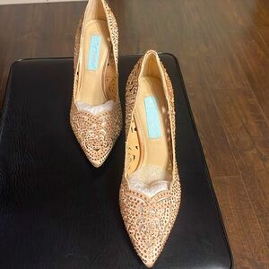 Betsy Johnson Elsa Blush Satin size 6.5W